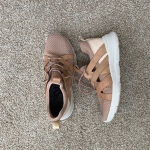 OTBT women’s sneakers